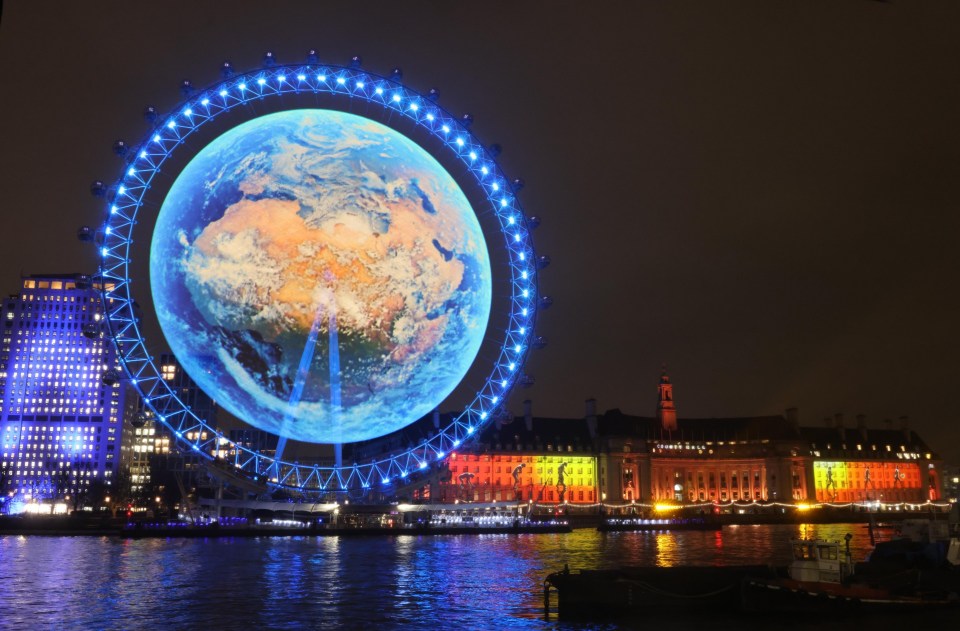 *** FREE FOR EDITORIAL USE *** A world in motion! A globe appeared in the lastminute.com London Eye overnight as part of an ambitious light display to mark the launch of Samsung Galaxy S series. The spectacle, combining cutting-edge projection mapping and hologauze technologies for the very first time marks a new chapter in Galaxy AI technology, introducing the world to a true AI companion designed to change the way we interact with our phones and the world around us.