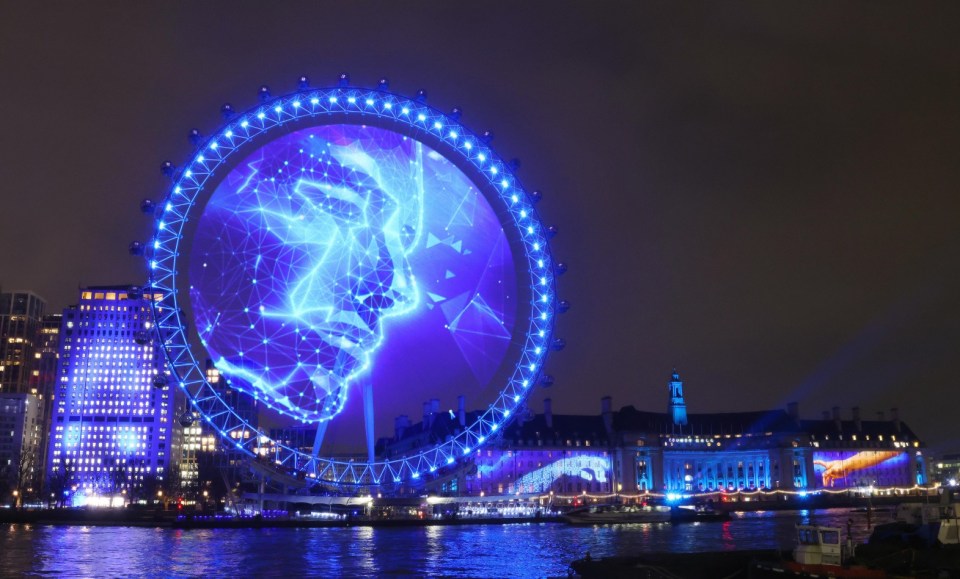 *** FREE FOR EDITORIAL USE *** An eye full of stars! A digital face comprised of stars appeared in the lastminute.com London Eye overnight as part of an ambitious light display to mark the launch of Samsungs Galaxy S series. The spectacle, combining cutting-edge projection mapping and hologauze technologies for the very first time marks a new chapter in Galaxy AI technology, introducing the world to a true AI companion designed to change the way we interact with our phones and the world around us. 
